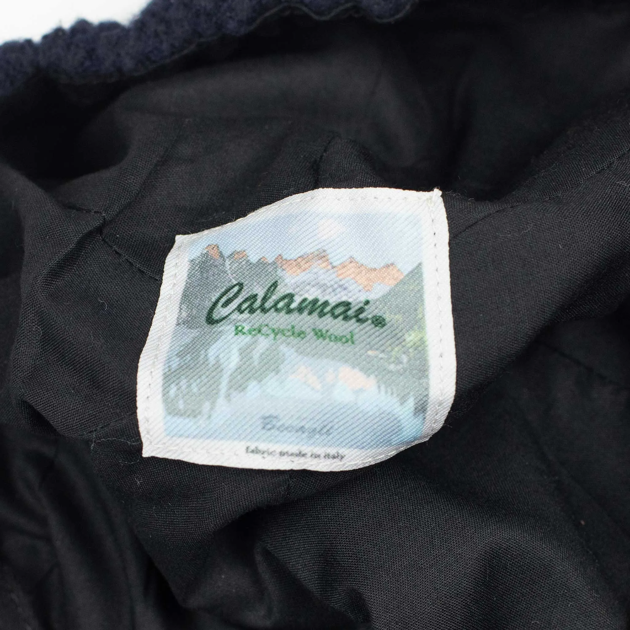 2 panel trucker cap in navy Calamai fleece chevron